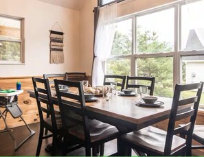 Dining - Gorgeous 5-bedroom 7 beds house with AC in Sevierville views of the smokies (Sevierville)