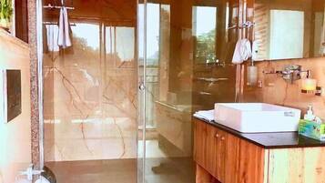 Deluxe Double Room, Balcony, City View | Bathroom