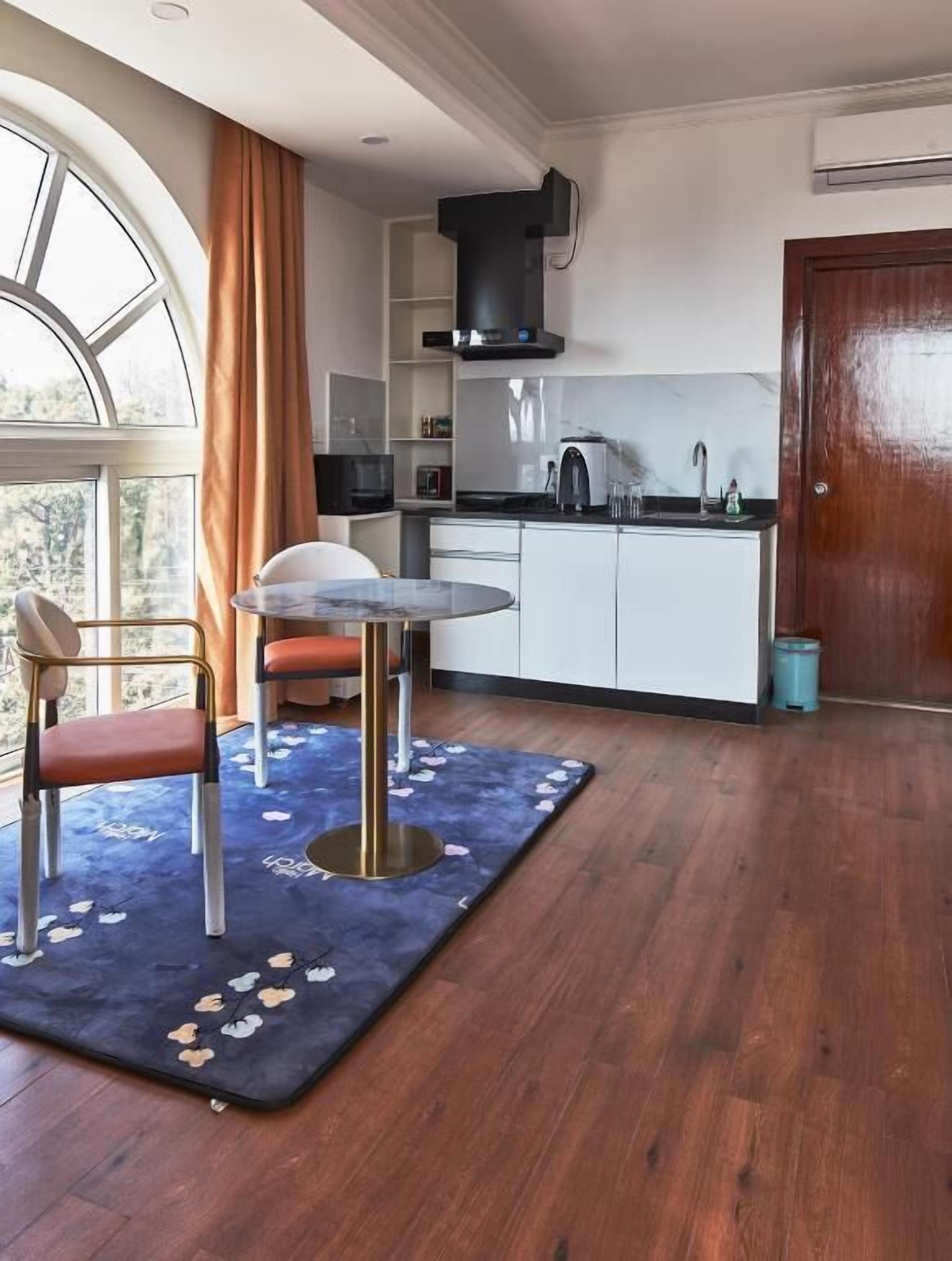 Deluxe tweepersoonskamer, balkon, uitzicht op stad | Privékeuken