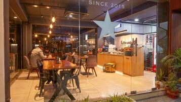 Comfort Twin Room, Balcony, City View | Dining