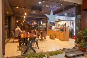 Comfort-værelse med 2 enkeltsenge - balkon - byudsigt | Spiseområde