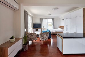 Premier Suite, City View, Executive Level | Living area