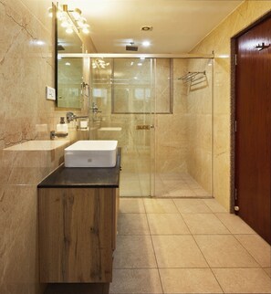 Junior Suite, Balcony, City View | Bathroom