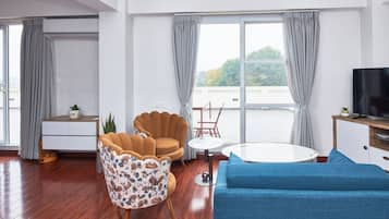 Premier Suite, City View, Executive Level | Living area