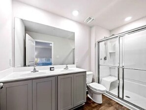 Shower, towels - Bright & Cozy Townhouse 
-easy drive to the beaches! (Salisbury)