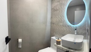 Serviettes fournies, savon, shampooing, papier de toilette