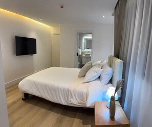 3 bedrooms, iron/ironing board, free WiFi, bed sheets - Luxury Suite with Skyline Views in Exclusive District (Cuenca)