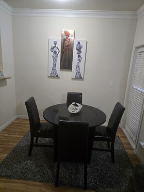Dining - Apartment In Uptown Gallaria (Houston)