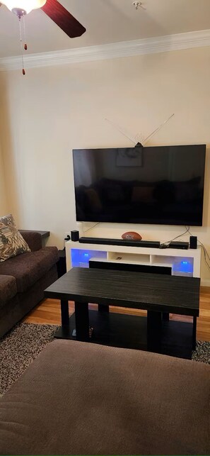 Living area - Apartment In Uptown Gallaria (Houston)