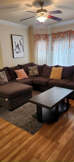 Living area - Apartment In Uptown Gallaria (Houston)