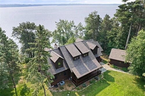NEW! Enjoy sunrise views and spacious lakefront accommodations