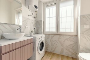Secadora de cabello, bidet, toallas, jabón 