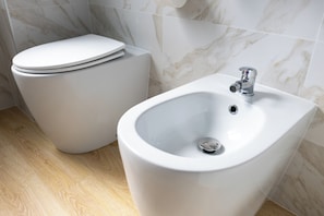 Secadora de cabello, bidet, toallas, jabón 