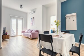 Dining - Vrbo Property (Roma)