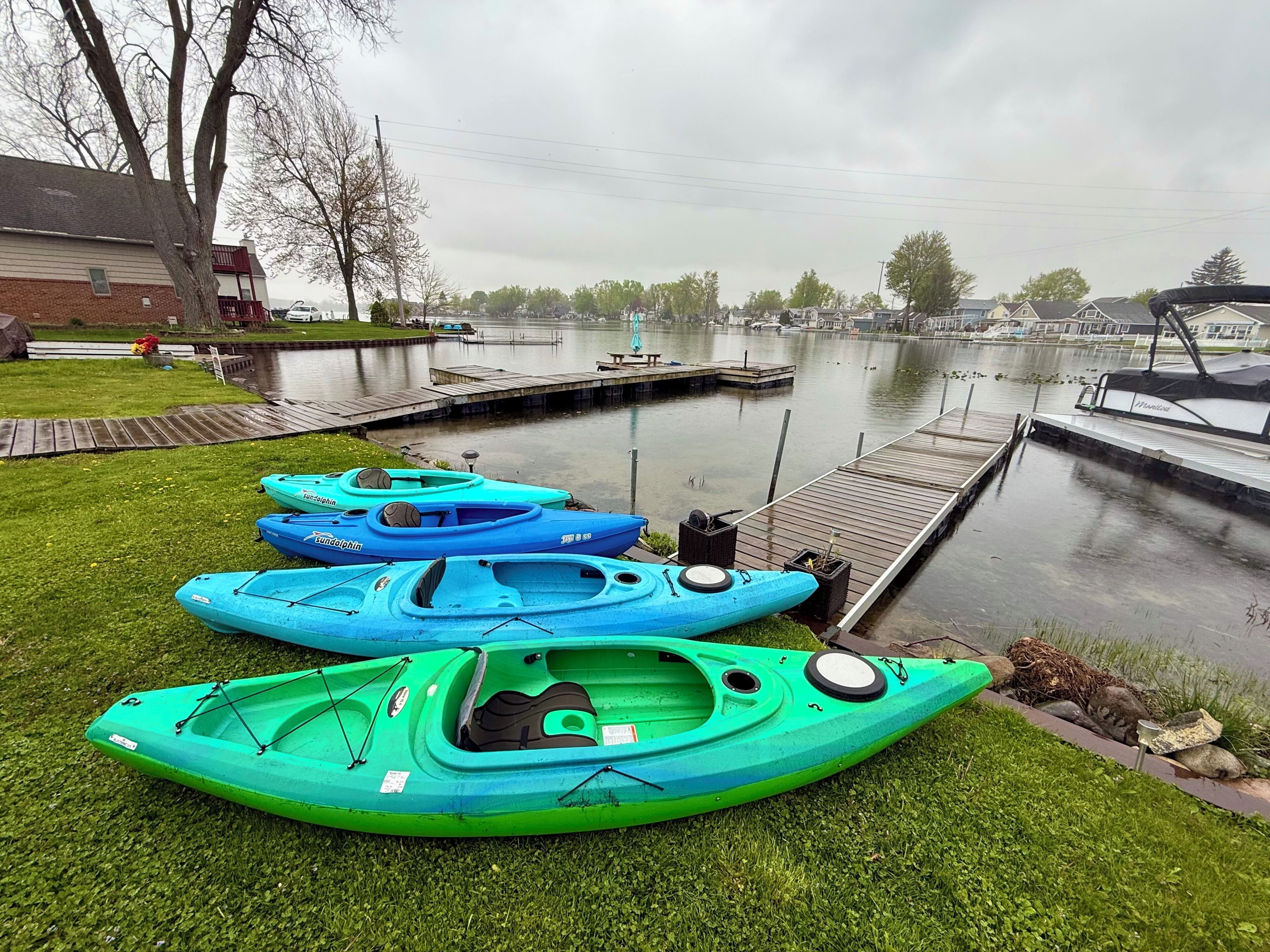 Kayak su un prato vicino a un molo.