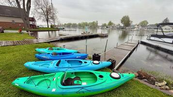 Kayak su un prato vicino a un molo.