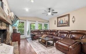 Smart TV, books - Village vacation nearDesoto lake and community events (Hot Springs)
