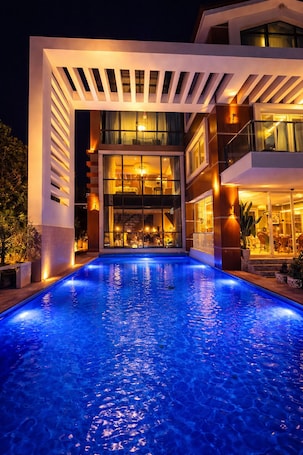 Seasonal outdoor pool. Villa Nuri Konaklama