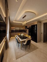 Junior Suite, City View | Dining