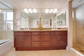 Hair dryer, towels - *New* Ocean Surf View | 2nd Floor Condo w/ AC & Parking (San Diego)