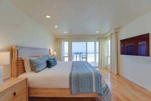 Desk, iron/ironing board, travel cot, WiFi - *New* Ocean Surf View | 2nd Floor Condo w/ AC & Parking (San Diego)