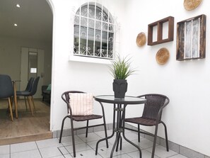 Outdoor dining - Cozy Secure Z10 Studio: Central Guatemala City, Self Check-In (Ciudad de Guatemala)