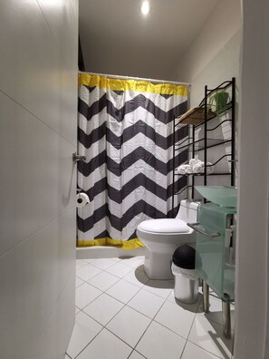 Bathroom - Cozy Secure Z10 Studio: Central Guatemala City, Self Check-In (Ciudad de Guatemala)