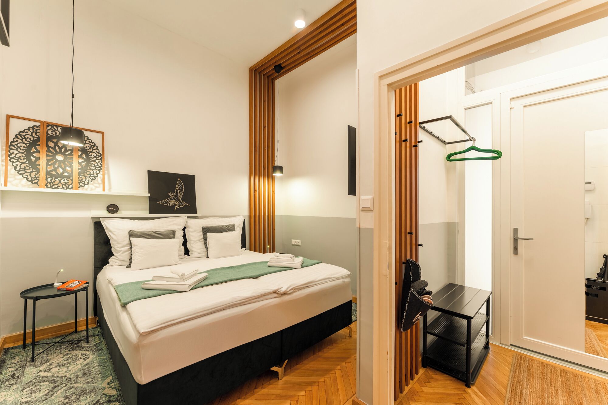 Tabla de planchar con plancha, wifi y ropa de cama 