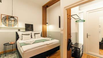 Tabla de planchar con plancha, wifi y ropa de cama