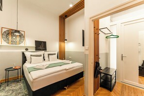 Tabla de planchar con plancha, wifi y ropa de cama 
