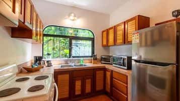 Appartamento, 2 camere da letto, patio, vista cortile | Cucina privata