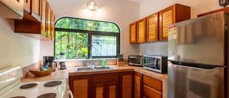 Apartment, 2 Bedrooms, Patio, Courtyard View | Private kitchen