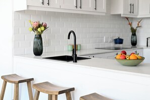 Private kitchen - Stylish, Sun-Filled 2-Bedroom with Secure Parking (Cape Town)