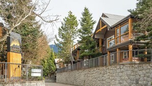 Een lodge met een stenen muur, houten balkons en een bord met daarop Northlands Boulevard.