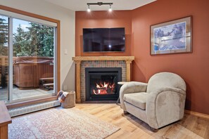 Smart TV - Excellent Location with Private Hot Tub - Close to Nature and Amenities (Whistler)