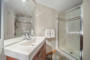 Shower, hair dryer, towels, soap - Excellent Location with Private Hot Tub - Close to Nature and Amenities (Whistler)