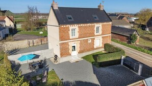 A two-story house with a swimming pool, a covered patio, and a well-maintained garden. - Gîtes de France® - Authenticity and modernity (CUVERVILLE SUR YERES)