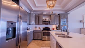 2B - Deluxe Condo, Balcony, Beach View | Private kitchen