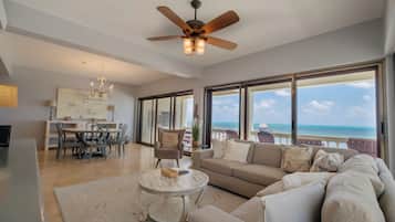 Deluxe Condo, Balcony, Beach View | Ruang tamu