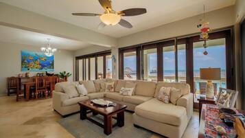 Deluxe appartement, balkon, uitzicht op het strand | Woonruimte