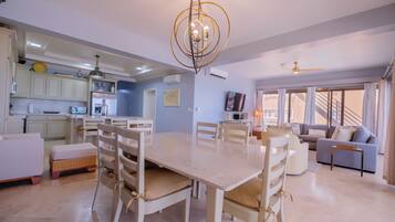 Condo Deluxe, ban công, quang cảnh bãi biển | Khu ăn uống