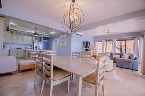 Leilighet – deluxe, balkong, strandutsikt | Spiseområde