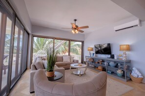 豪華公寓客房, 陽台, 海灘景觀 | 起居區