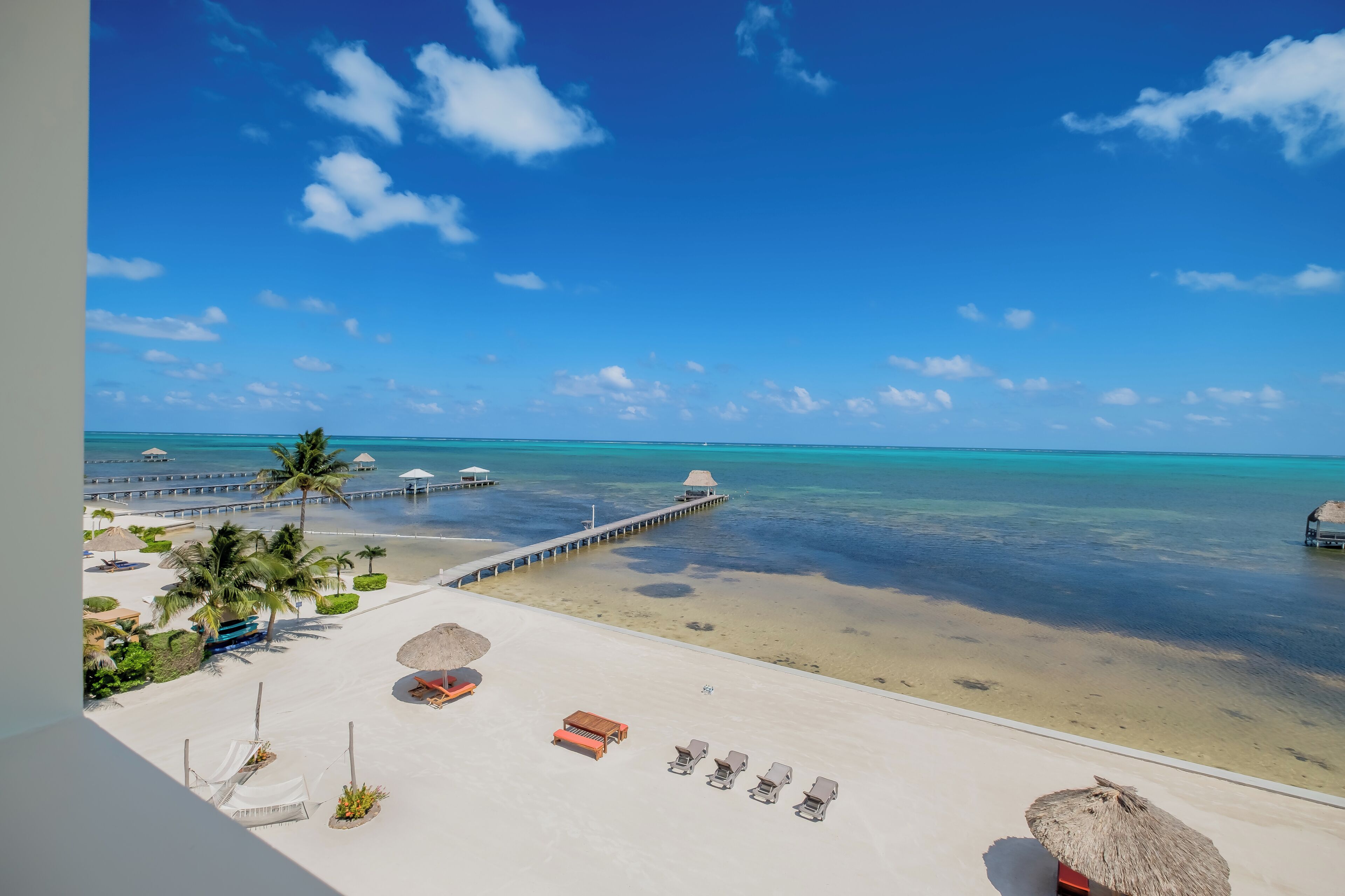 4B - Deluxe Condo, Balcony, Beach View