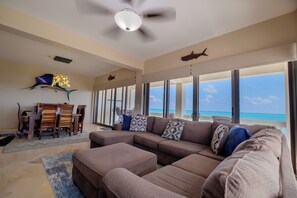 Appart'hôtel Deluxe, balcon, vue plage | Coin séjour