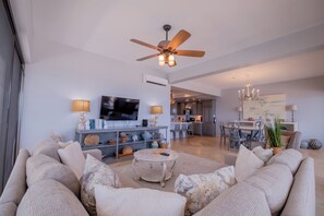 Appart'hôtel Deluxe, balcon, vue plage | Coin séjour