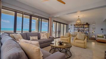 Deluxe Condo, Balcony, Beach View | Ruang tamu