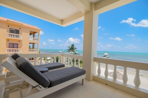 3A- Deluxe Condo, Balcony, Beach View | Caja fuerte, decoración individual, mobiliario individual