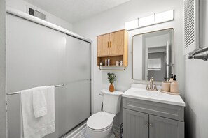 Hair dryer, towels, soap, toilet paper - New Oceanfront Caswell Condo w Pool Deck Views (Oak Island)