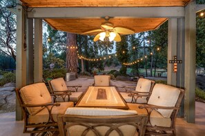 Outdoor dining - Yosemite Pond Estate - Private Lake, Hot Tub, Game Room & Mountain Views (Coarsegold)